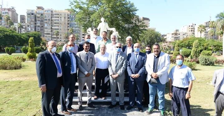 تقديرا لدورهم.. جامعة المنصورة تهدي الجيش الأبيض عملا فنيا