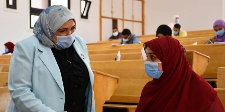 رئيس جامعة القناة تتابع أعمال الامتحانات العملية والدراسات العليا