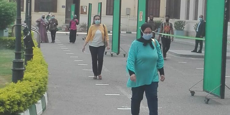 استمرار امتحانات طلاب الفرق النهائية بجامعة القاهرة وسط إجراءات احترازية مشددة