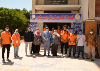 بالشيكولاته والحلوى.. تمريض«أسيوط» تودع طلابها في أخر أيام الامتحانات