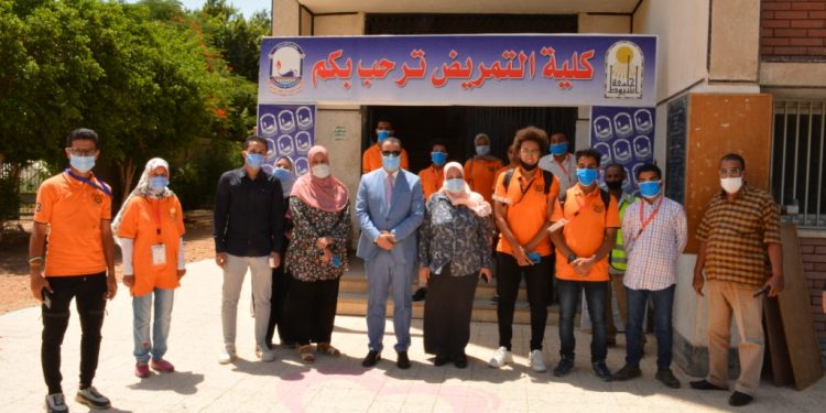 بالشيكولاته والحلوى.. تمريض«أسيوط» تودع طلابها في أخر أيام الامتحانات