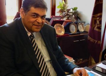 الدكتور أشرف حاتم مستشار الجامعة الأمريكية