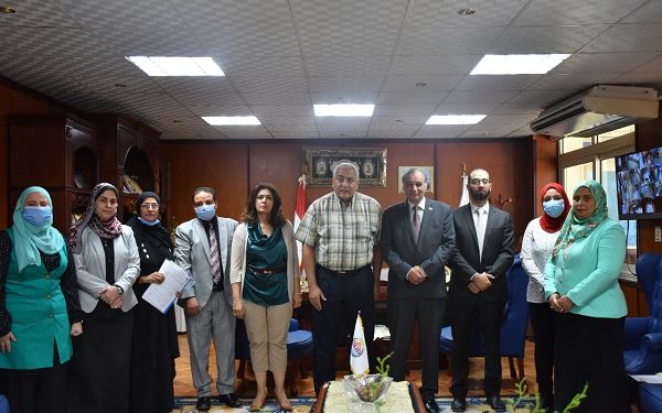 رئيس «السادات» يوقع عقود مشروعين بحثيين لكلية الطب البيطري والصيدلة