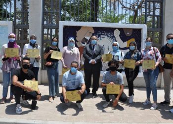 تجميل سور جامعة حلوان بلوحات إبداعية بأيدي طلاب تربية فنية