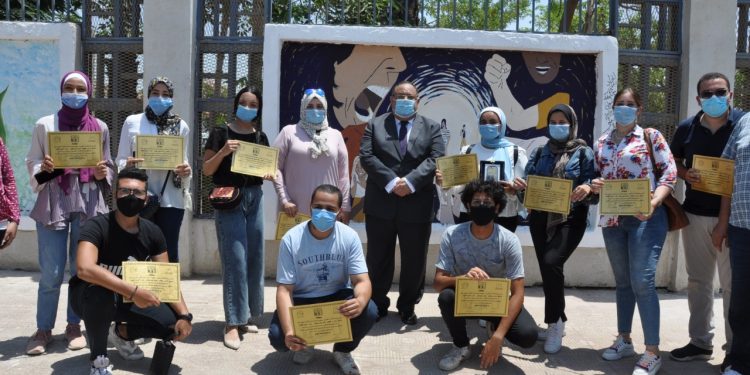 تجميل سور جامعة حلوان بلوحات إبداعية بأيدي طلاب تربية فنية