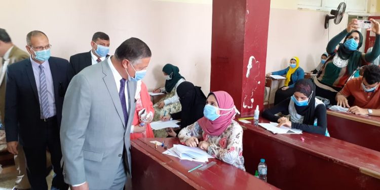 رئيس جامعة بنها يتفقد سير امتحانات المعهد الفني للتمريض بالمقر الجديد