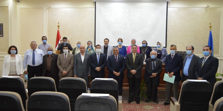 تكريم نائب رئيس جامعة عين شمس واهدائه درع كلية العلوم