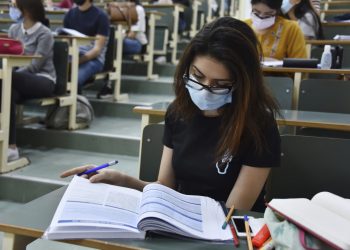 استقصاء للتعليم العالي يكشف رضا 82% من المسئوليين للتعليم الهجين وتأييد تقديم قروض للطلاب المتعثرين بنسبة 39%