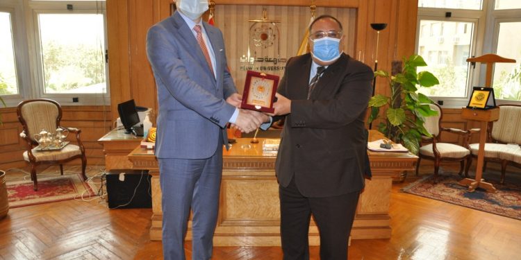 رئيس جامعة حلوان يستقبل سفير دولة بيلاروسيا.