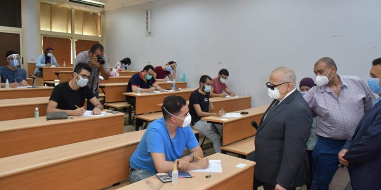 جامعة القاهرة: بدء التصحيح الالكتروني لامتحانات الفرق النهائية