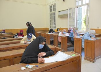 جامعة القاهرة تختتم امتحانات طلاب الفرق النهائية للأسبوع الثاني