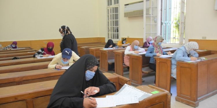 جامعة القاهرة تختتم امتحانات طلاب الفرق النهائية للأسبوع الثاني