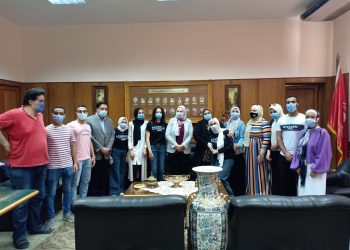 عميد ألسن عين شمس تكرم طلاب قسم اللغة الألمانية مقدمي فيديو توعوي عن جائحة كورونا