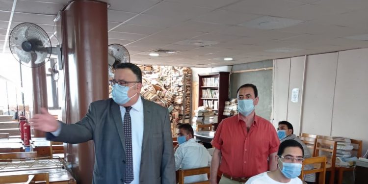 نائب رئيس الجامعة الإسكندرية يتفقد امتحانات اليوم الأول لكلية الآداب