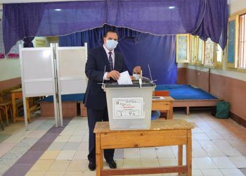 رئيس جامعة سوهاج يدلي بصوته في انتخابات مجلس الشيوخ