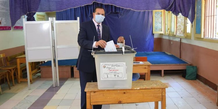 رئيس جامعة سوهاج يدلي بصوته في انتخابات مجلس الشيوخ