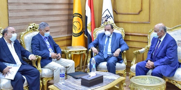 رئيس جامعة بني سويف يستقبل لجنة متابعة اختبارات القدرات بالمجلس الأعلى للجامعات