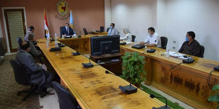 رئيس جامعة سوهاج يناقش آليات العمل بمركز جودة وسلامة الغذاء