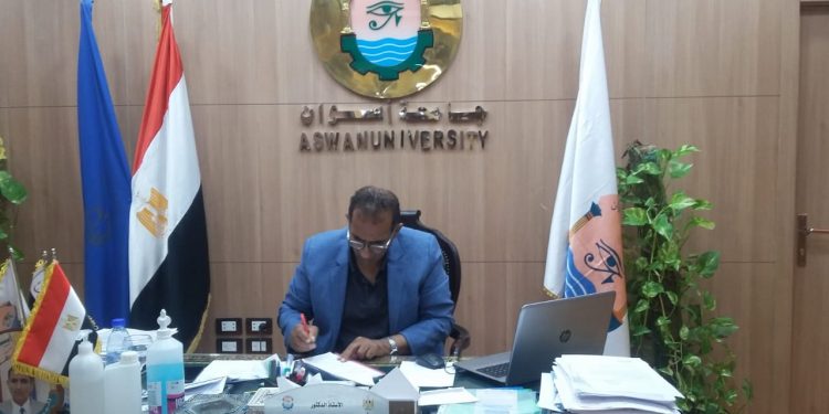 جامعة أسوان توقع مذكرة تعاون مع مركز التميز للمياه بالجامعة الأمريكية