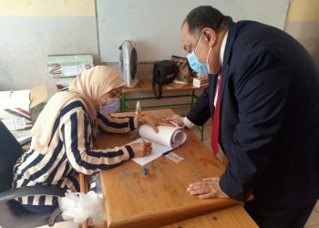 رئيس جامعة حلوان يدلي بصوته في انتخابات مجلس الشيوخ المصري