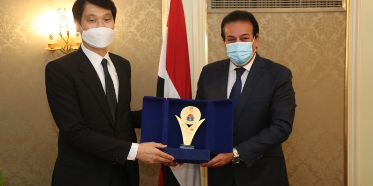 وزير التعليم العالى و سفير كوريا