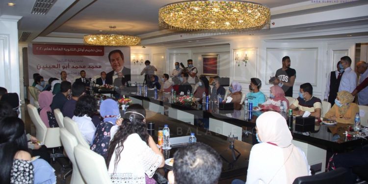 «أبو العينين» يكرم أوائل الثانوية العامة