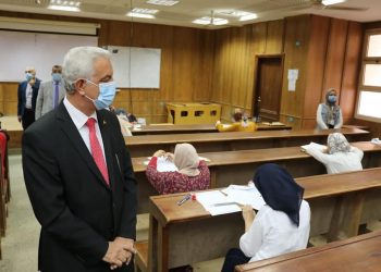 رئيس جامعة المنوفية يتابع اختبارات ٣٠٠ طالب وطالبة للقبول بكلية الإعلام