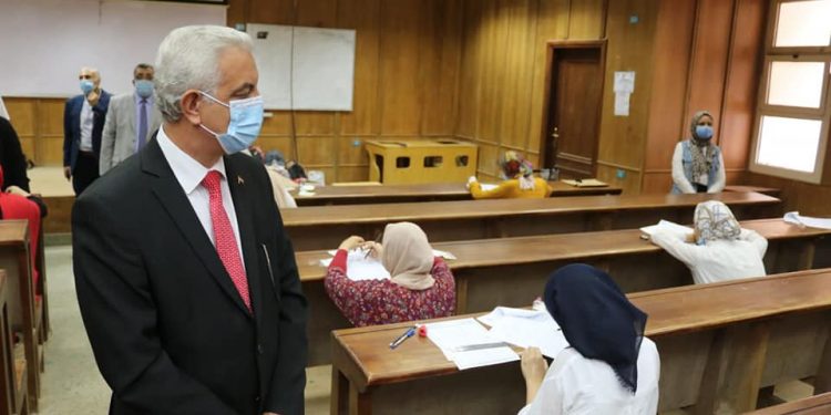 رئيس جامعة المنوفية يتابع اختبارات ٣٠٠ طالب وطالبة للقبول بكلية الإعلام
