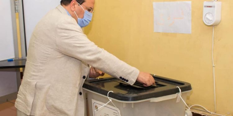 رئيس جامعة طنطا يدلي بصوته في انتخابات "الشيوخ"