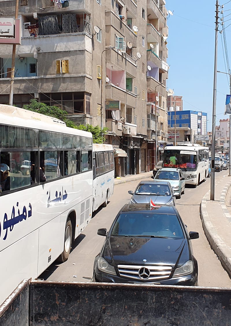 سلسلة بشرية أمام جامعة دمنهور للحث للمشاركة بانتخابات مجلس الشيوخ