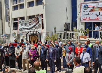 سلسلة بشرية أمام جامعة دمنهور للحث للمشاركة بانتخابات مجلس الشيوخ