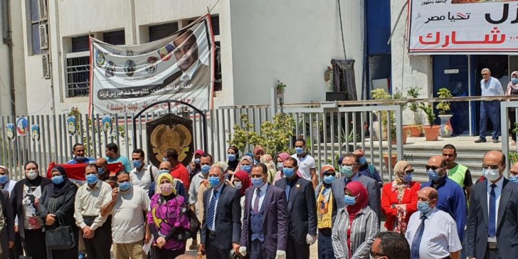 سلسلة بشرية أمام جامعة دمنهور للحث للمشاركة بانتخابات مجلس الشيوخ