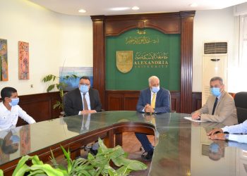 رئيس جامعة الإسكندرية يستقبل الطالب إبراهيم «بائع الفريسكا»