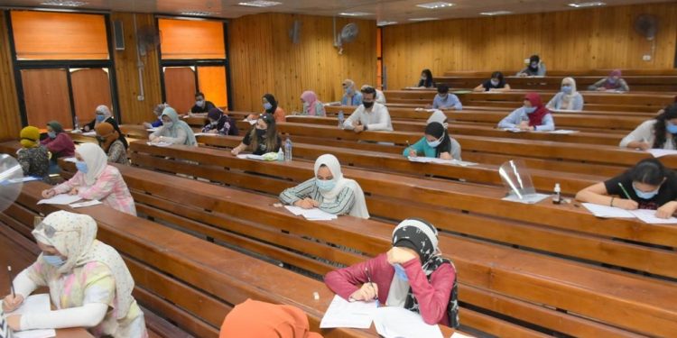 التعليم العالي تكشف مصير الدراسة بالجامعات