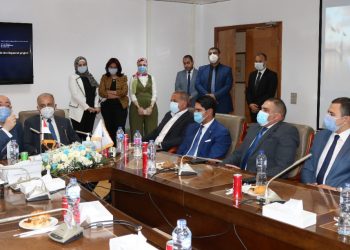 جامعة النهضة تسلم تصميم مشروع إنشاء كورنيش شرق النيل لمحافظ بنى سويف