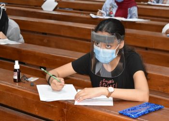 لارتفاع حالات الإصابة بكورونا.. إعلام القاهرة تستكمل الامتحانات «أون لاين»