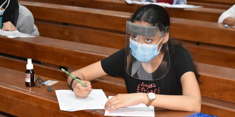 لارتفاع حالات الإصابة بكورونا.. إعلام القاهرة تستكمل الامتحانات «أون لاين»