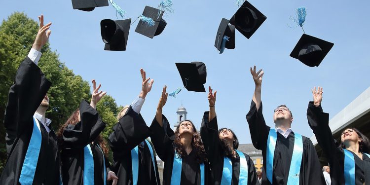 تعرف على الخدمة العامة التي يؤديها خريجي الجامعات