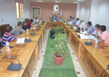 جامعة سوهاج تناقش مشروع تجهيز أول مركز للامتحانات الإلكترونية