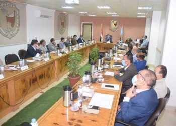 جامعة سوهاج تناقش استعدادات العام الدراسي الجديد وتمنح ٤٥ درجة دكتوراه وماجستير