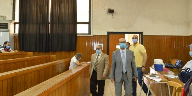 جامعة أسيوط تكشف خطة تأمين طلاب الدراسات العليا صحياً ضد "كورونا"