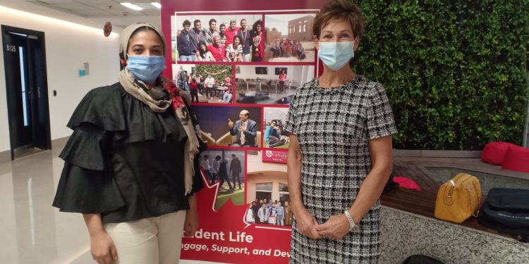 الرئيس الأكاديمي لفرع جامعة إدوارد الكندية بالعاصمة مع المحررة