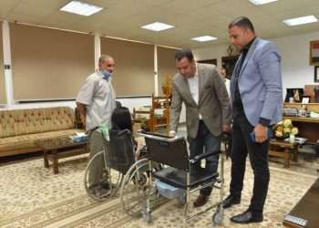 جامعة أسيوط تسلم كرسى متحرك لطالبة بكلية الآداب