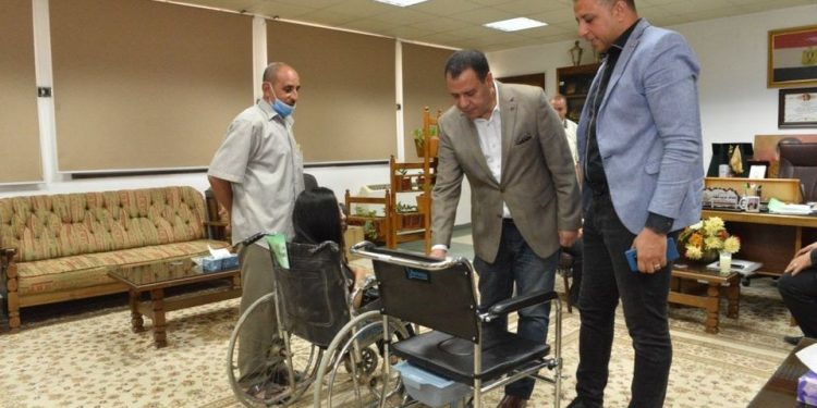 جامعة أسيوط تسلم كرسى متحرك لطالبة بكلية الآداب