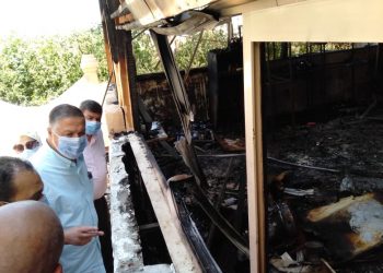 رئيس جامعة بنها يتفقد موقع حريق كافتيريا كلية التربية