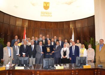 مجلس جامعة الإسكندرية يضع خطة الدراسة بنظام "التعليم الهجين"