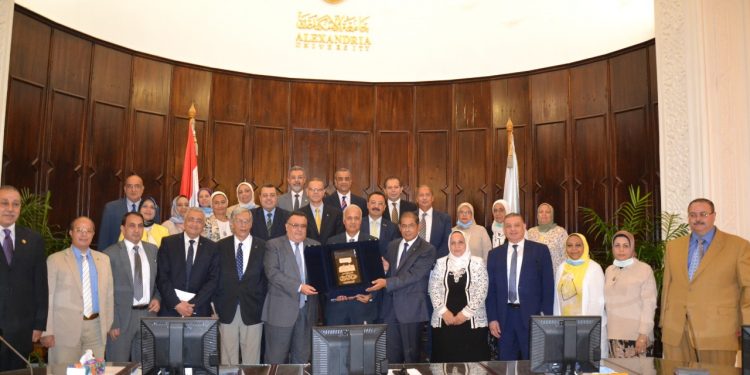 مجلس جامعة الإسكندرية يضع خطة الدراسة بنظام "التعليم الهجين"