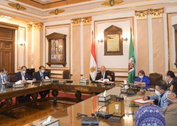 رئيس جامعة القاهرة: مرتبات الأطباء والتمريض والموظفين خط أحمر.. و50 مليون جنيه لدعم مستشفى الفرنساوي