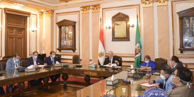 رئيس جامعة القاهرة: مرتبات الأطباء والتمريض والموظفين خط أحمر.. و50 مليون جنيه لدعم مستشفى الفرنساوي