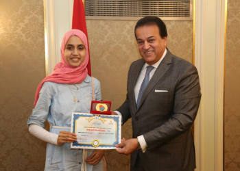 وزير التعليم العالي يكرم الطالبة الأولى على مستوى الجمهورية (مكفوفين) في الثانوية العامة